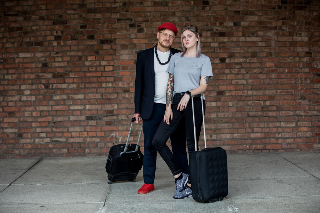 Frisch bleiben auf Reisen – Warum Premium-T-Shirts aus Tencel® die beste Wahl bei Schwitzen und Gerüchen sind